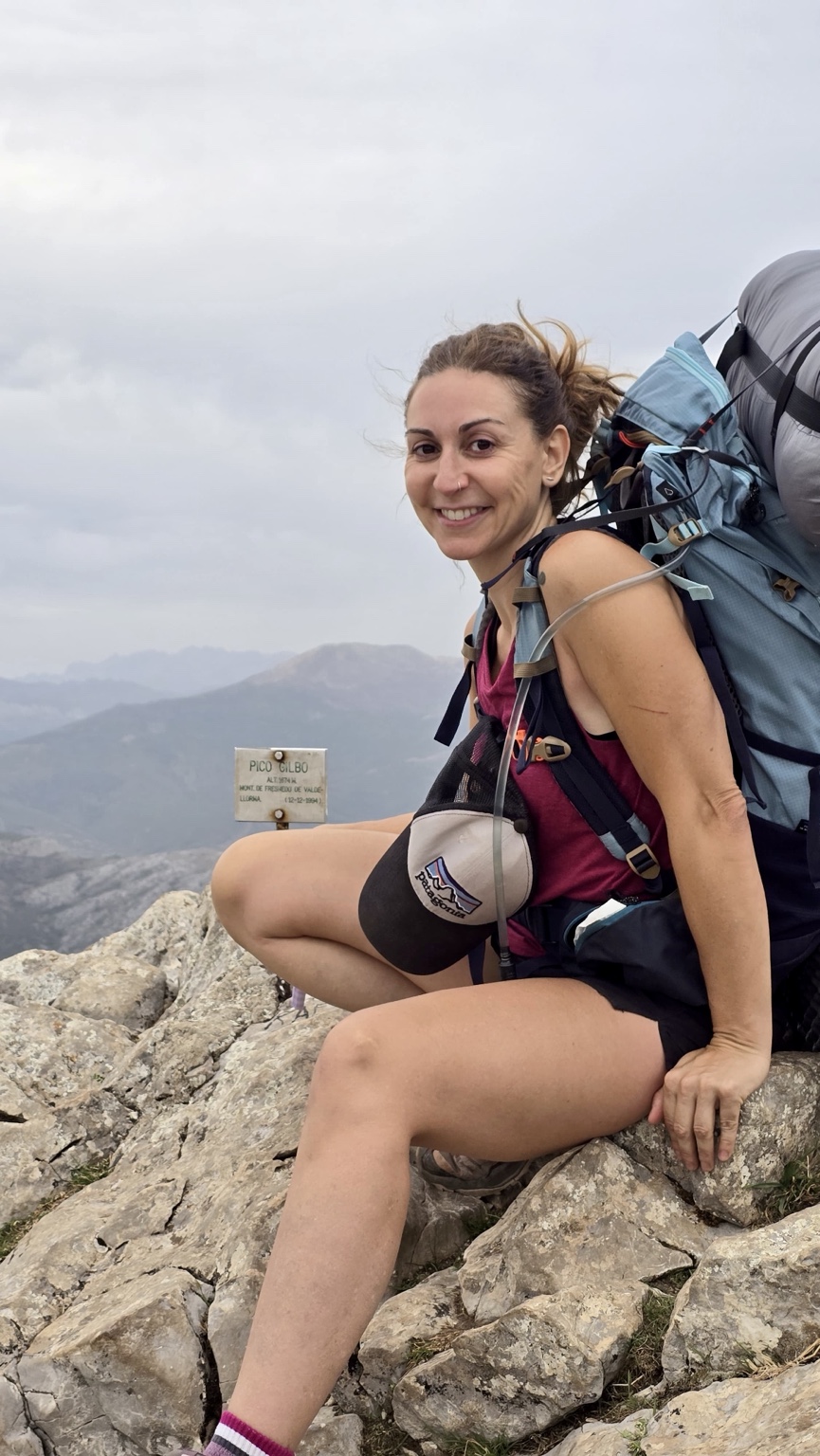 Sheila Alcalde durante una salida de montaña, con su mochila